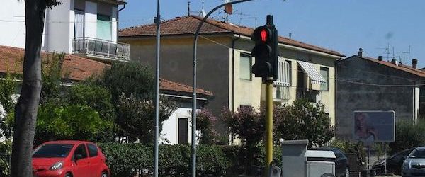Torna il “vista red” al semaforo dell’incrocio tra Tosco-Romagnola e il cavalcavia di Fornacette