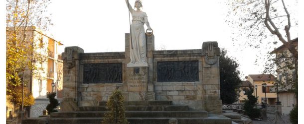 Il sindaco reggente Rollo paga parte dei lavori di riqualificazione del monumento ai caduti