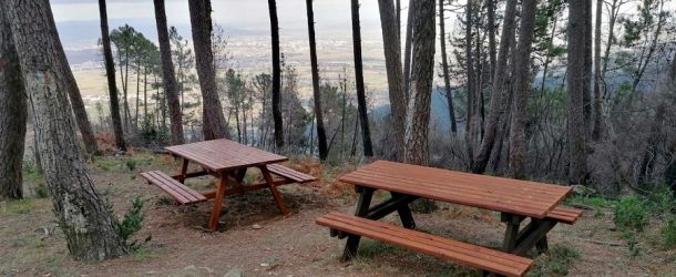 Nuovi arredi, tavoli, sedie e una bacheca, sul Monte di Pisano località Col di Cincia