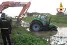 Vigili del Fuoco in azione a Bientina per rimuovere un trattore finito in un canale