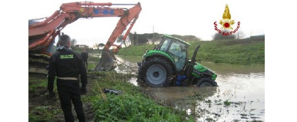 Vigili del Fuoco in azione a Bientina per rimuovere un trattore finito in un canale
