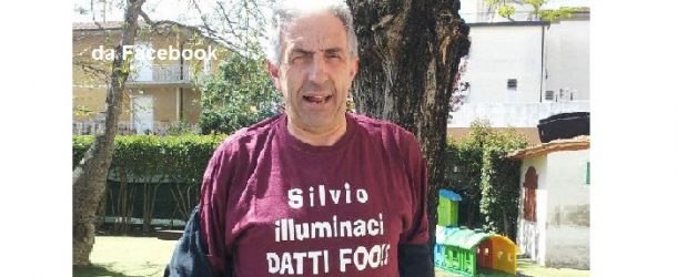Don Zappolini e quella T-shirt “labronica”. Ridda di commenti e indignazione di FI: “Faccia il prete…”