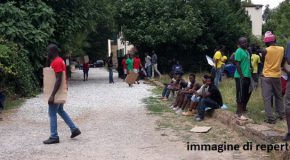 Immigrati barricati dentro la Tinaia, il sindaco Ceccardi sbotta: “Ora basta ! La struttura deve chiudere !”