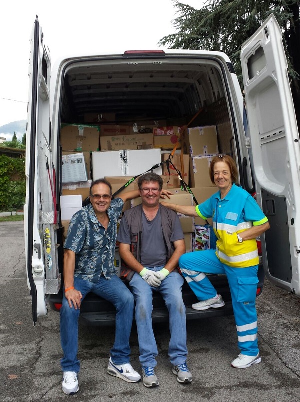 Giuseppe Ducci (a sinistra) con i volontari che lo hanno aiutato ad effettuare il carico. I sorrisi son ben giustificati..!!!