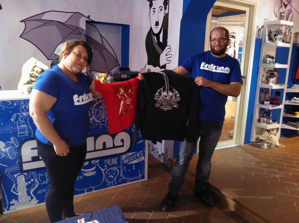 Matilde e Gianluca mostrano due tra le oltre 250 felpe e t-shirt disponibili in negozio