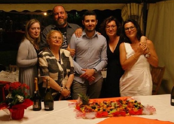 da destra: Simona Morani, Laura Martini, Francesco Marotta, Francesca Lupetti e dietro Filippo Mori alla recente festa di laurea di Francesco