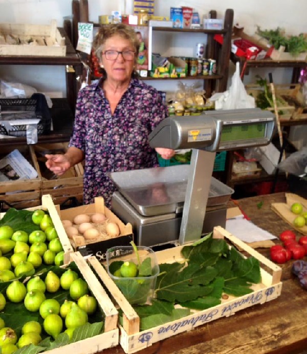 La foto postata da Donatella Legnaioli ritrae la signora vittima della rapina nel suo negozio di frutta e verdura in piazza dei Caduti