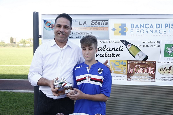 Massimo Scarselli del BAR I PORTICI (uno degli sponsor) premia Simone Gualadri della Samdoria