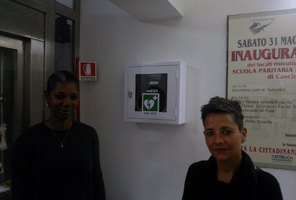 Il nuovo defibrillatore a disposizione della struttura dell'istituto "Santa Teresa"