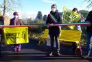 Due panchine color del sole a difesa dei diritti umani sul percorso ciclopedonale a Fornacette