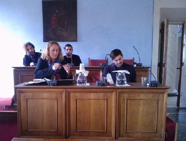 La conferenza stampa di questa mattina. in alto: il sindaco di Vicopisano Juri Taglioli con alcuni dei protagonisti della stagione teatrale vicarese