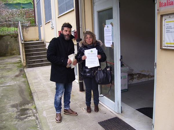 I consiglieri comunali Paolo Lazzerini e Maila Mangini nel febbraio 2015 davanti all'ufficio di Castelmaggiore durante la campagna di raccolta delle firme.