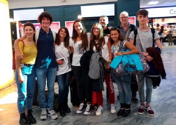 Alcuni studenti del Montale di Pontedera in partenza per la scambio culturale con i loro colleghi svedesi