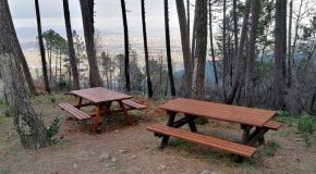 Nuovi arredi, tavoli, sedie e una bacheca, sul Monte di Pisano località Col di Cincia